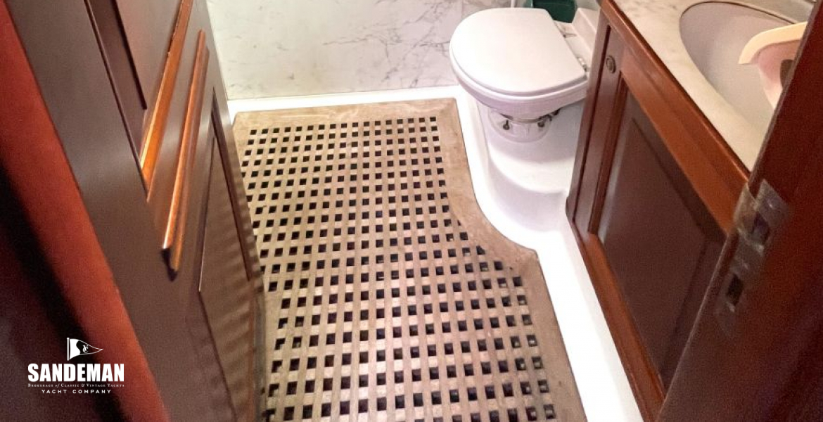 (3) Starboard guest cabin en-suite