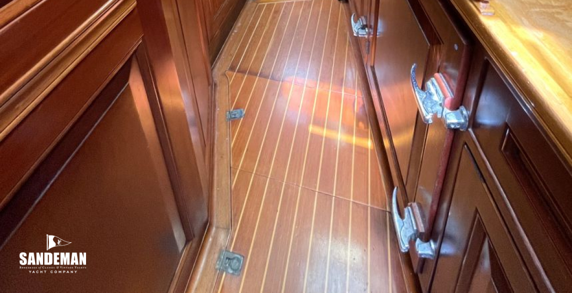 (5) Forward passage; galley to starboard