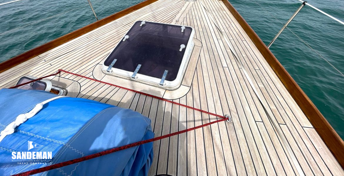 Foredeck view forward