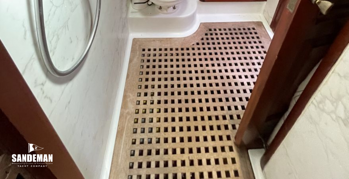 (3) Starboard guest cabin en-suite as day head