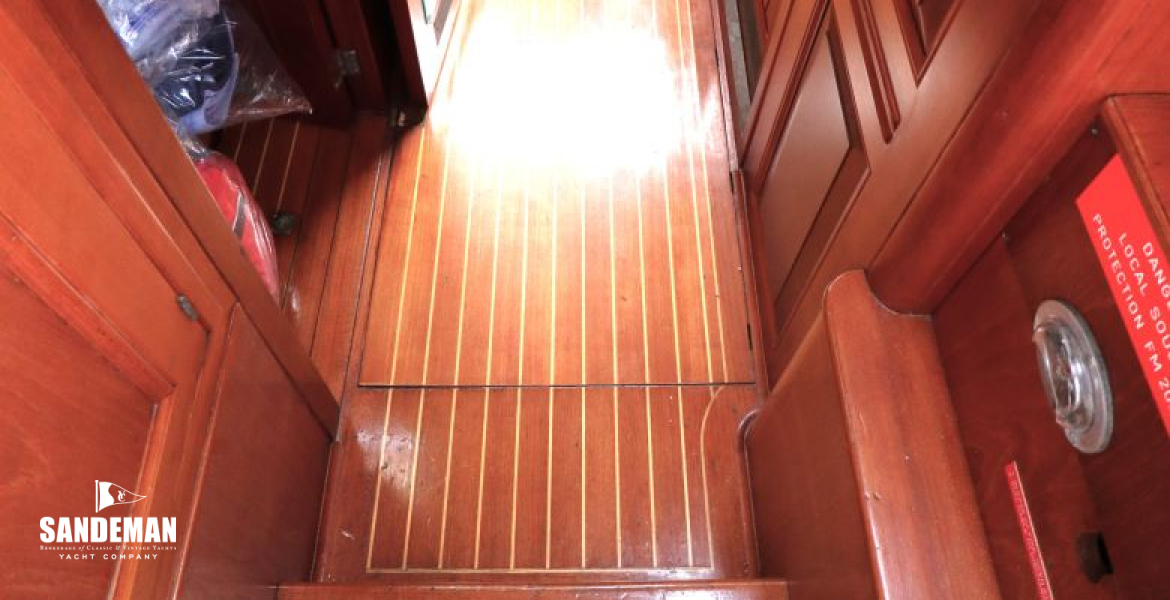 (7) View to aft accommodation from pilothouse