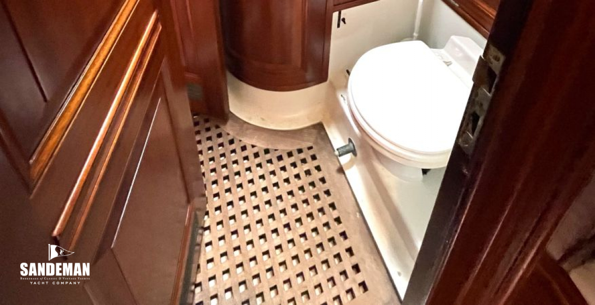 (4) Port guest cabin en-suite