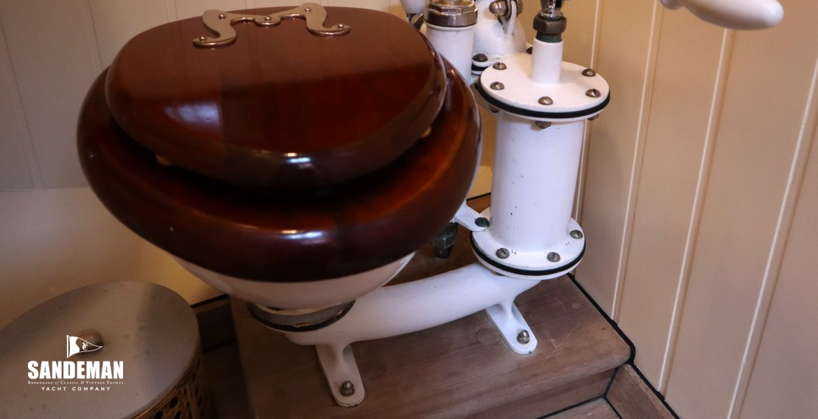 WC/ Shower compartment to port