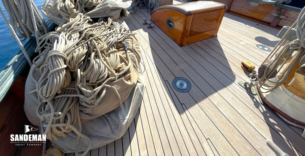 Foredeck view forward