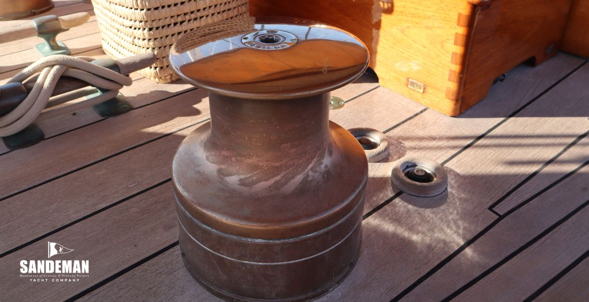 Electric halyard winch