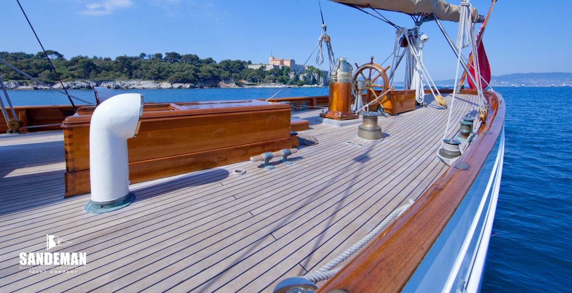 View aft over engine room hatch [Photo: Bruce Thomas]