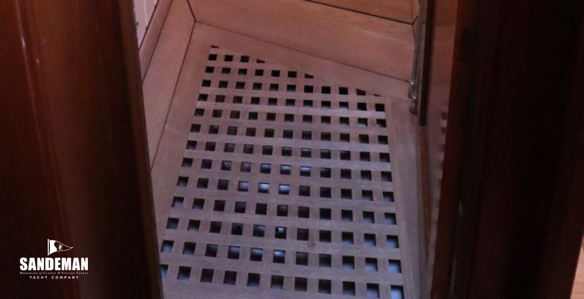 Aft WC/ shower compartment