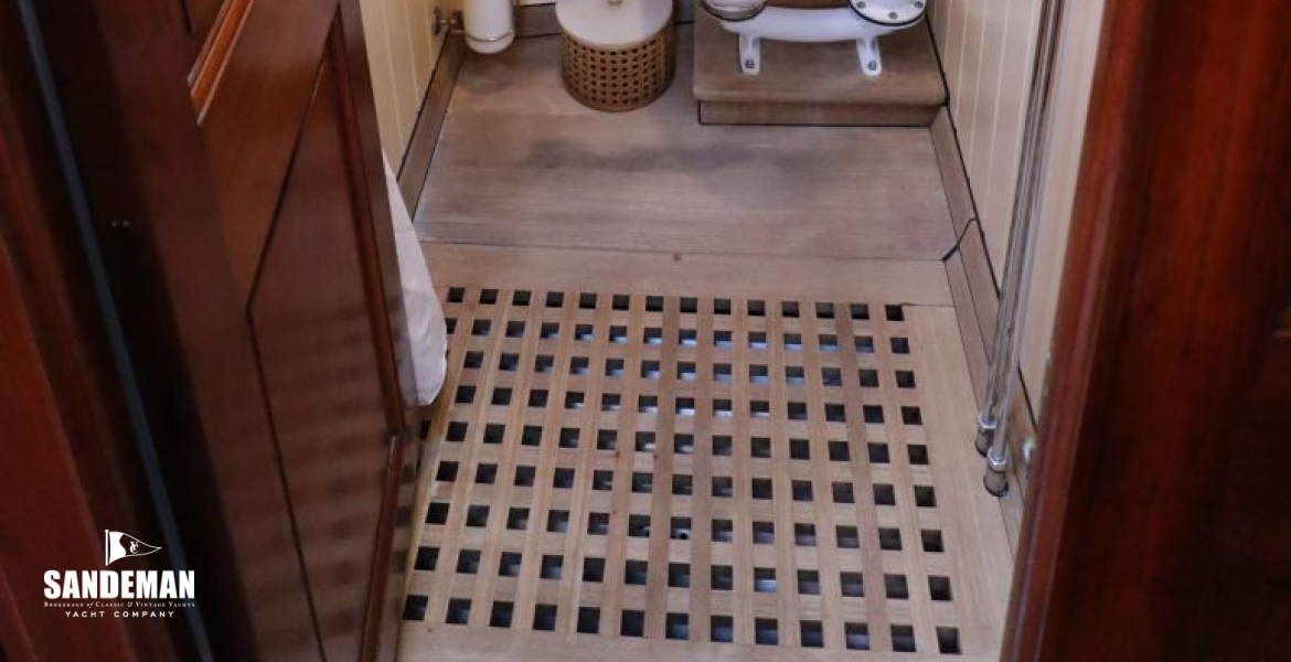 WC/ Shower compartment to port