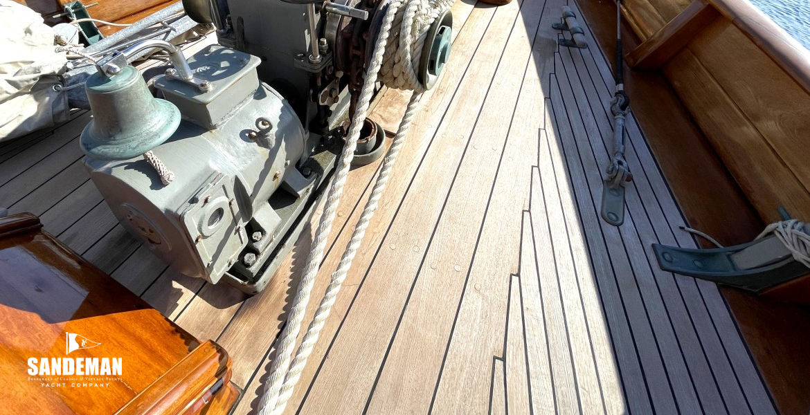 Foredeck view forward