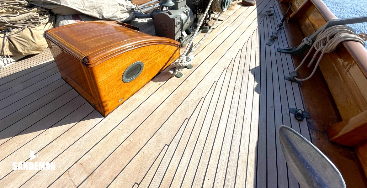 Foredeck view forward