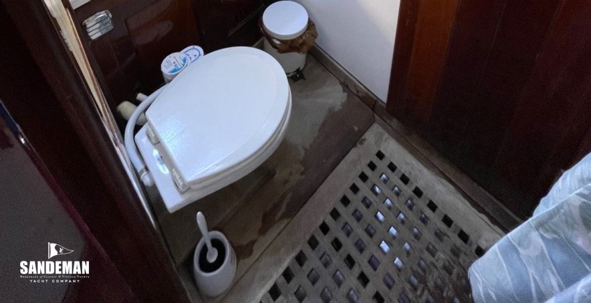 Crew WC/ shower compartment