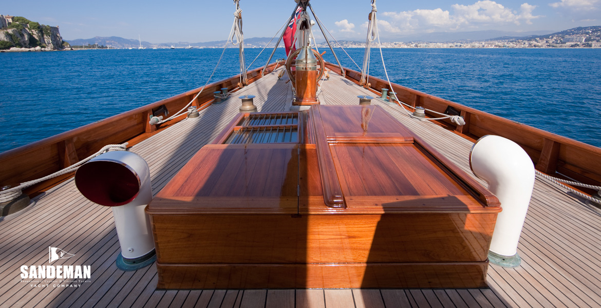 View aft from doghouse over engine room hatch [Photo: Bruce Thomas]