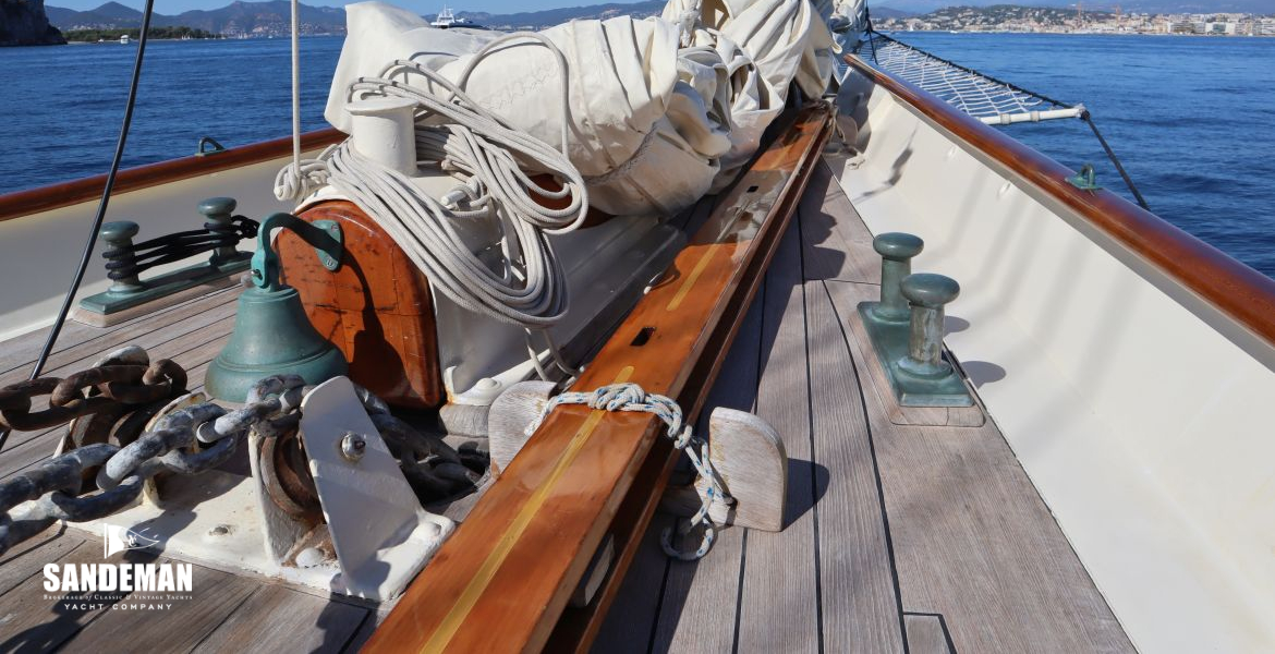 Foredeck view forward