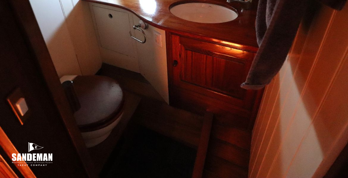 Starboard aft stateroom en-suite/ day head