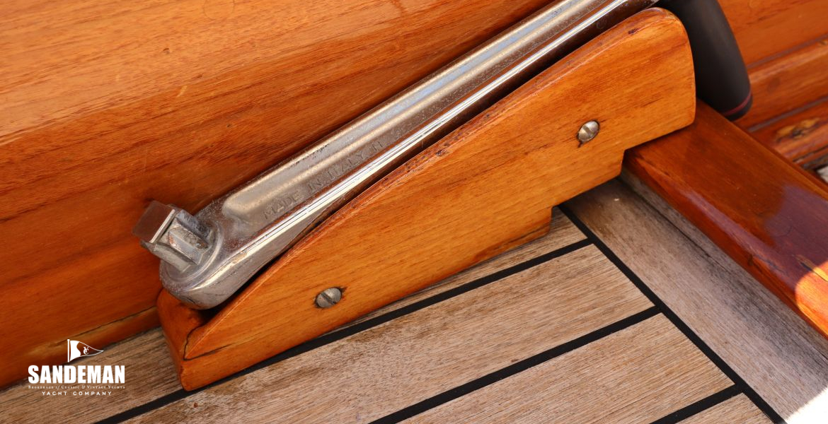 Winch handle stowage