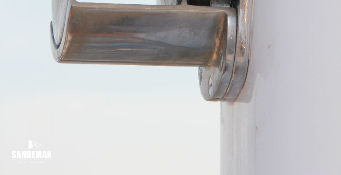 Captive main halyard winch