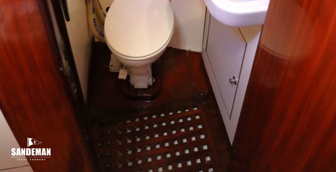 Crew/ forward WC/ shower
