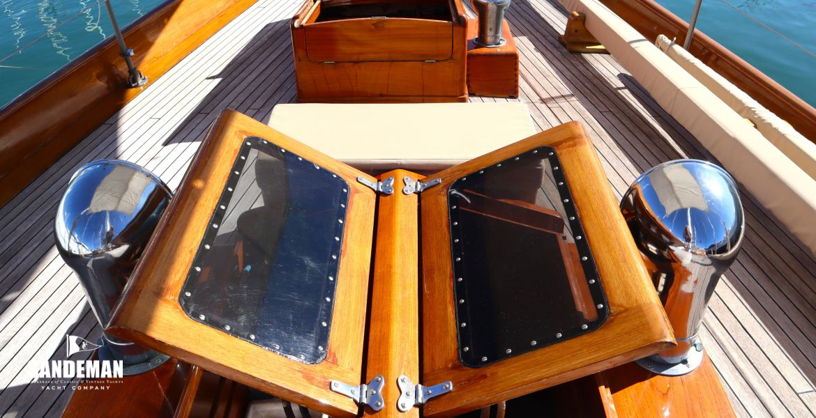 Foredeck view forward
