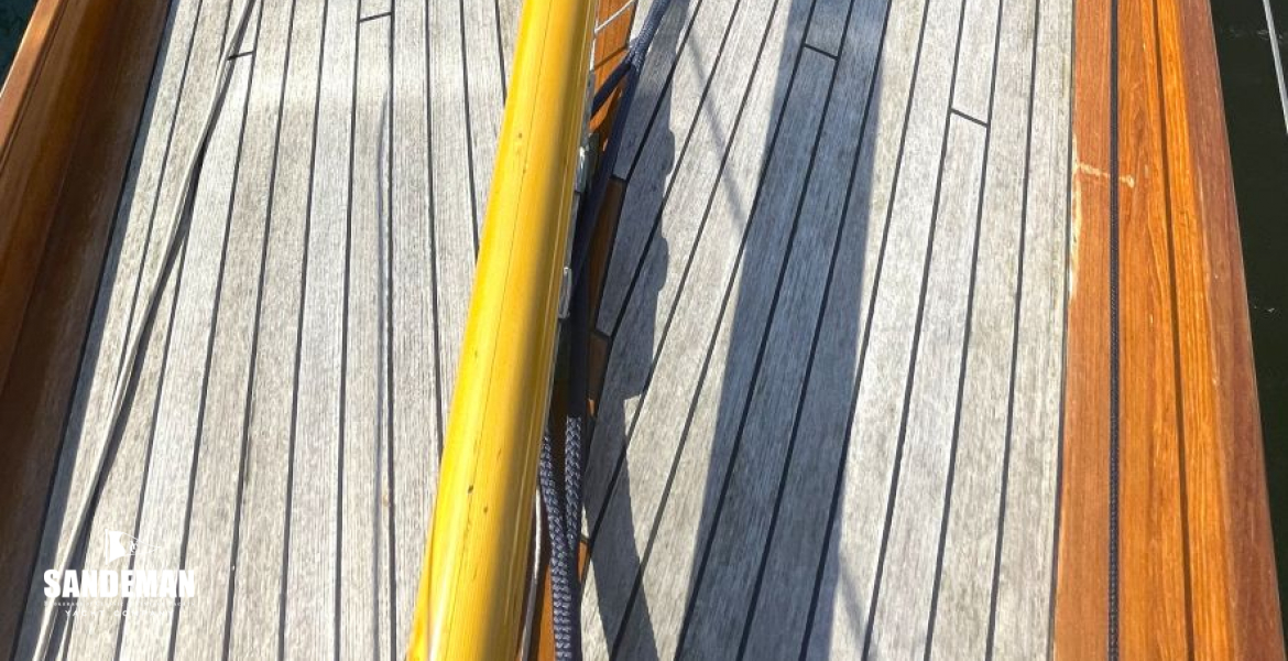 Foredeck view aft