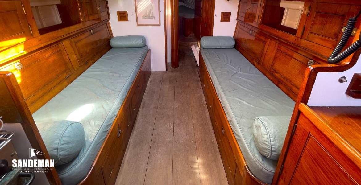 Saloon view forward