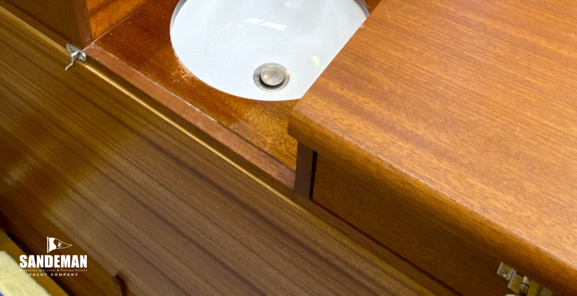 Aft master cabin suite workroom sink