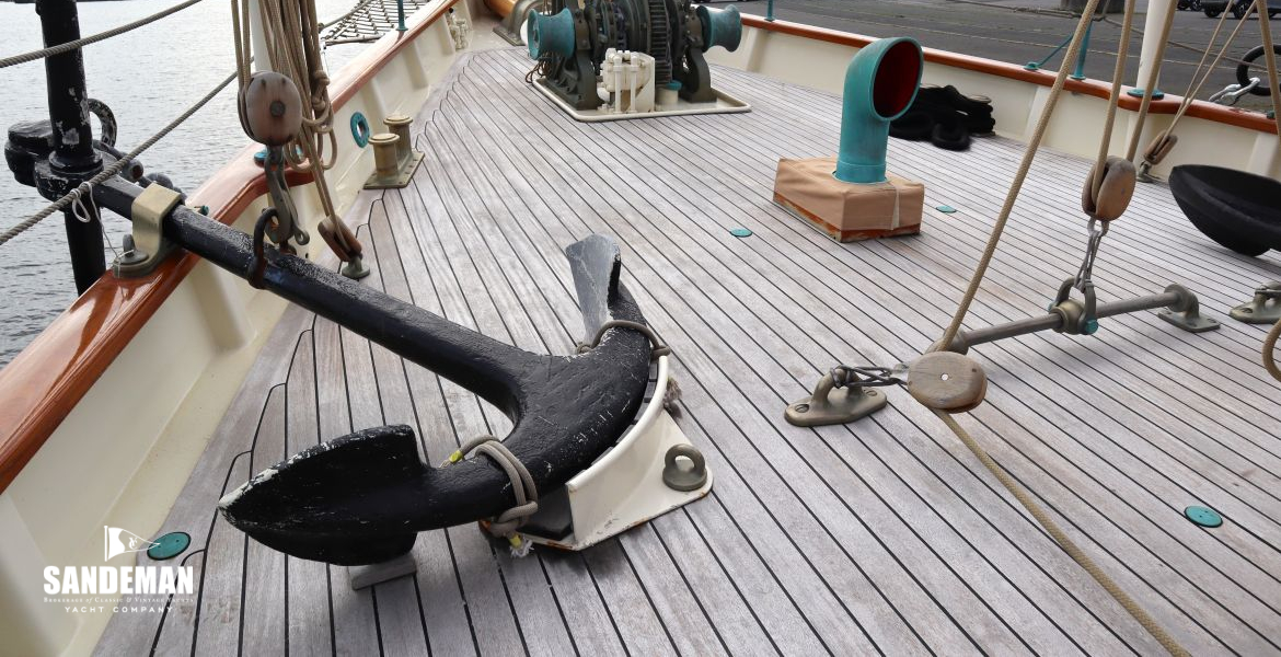 Foredeck view forward