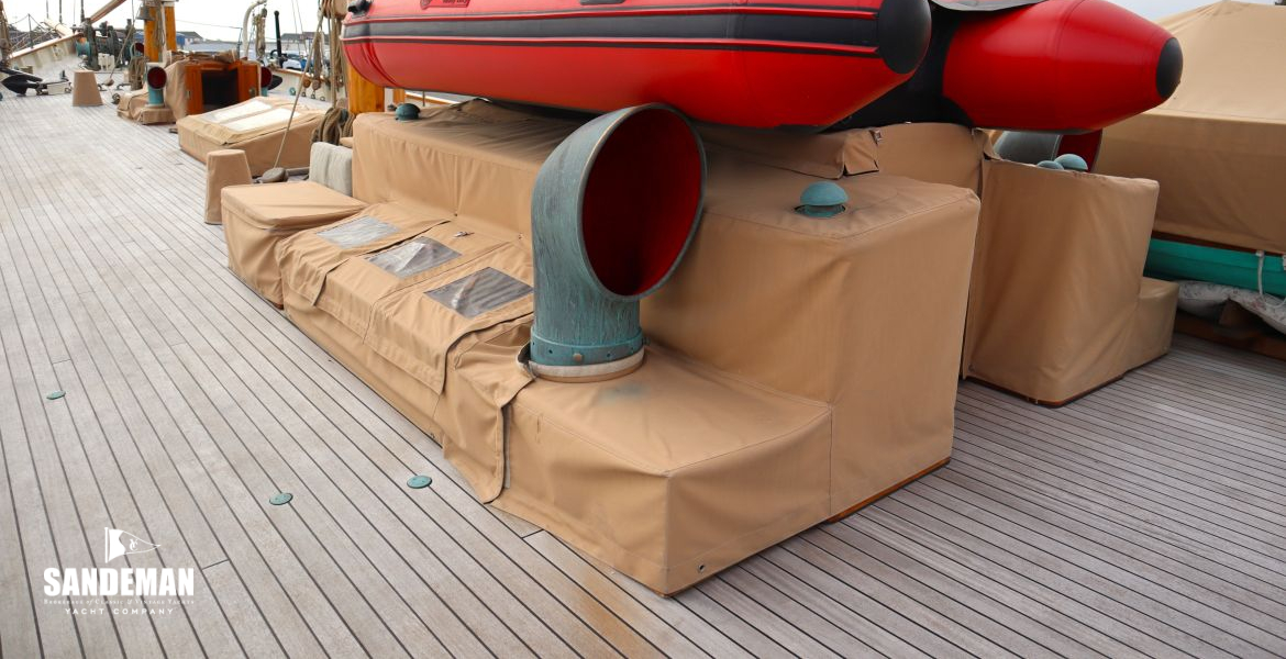 Mid companionway house