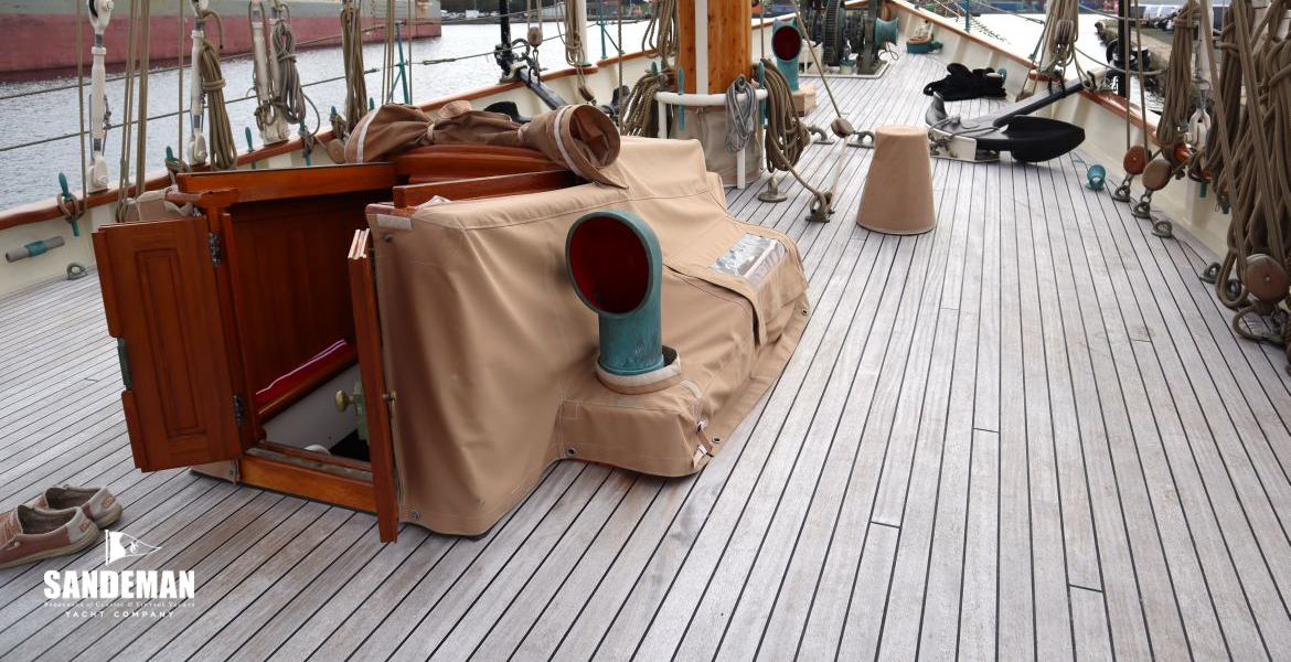 Forward scuttle view forward