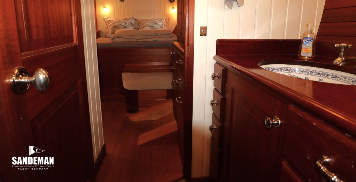 Aft master cabin en-suite view aft