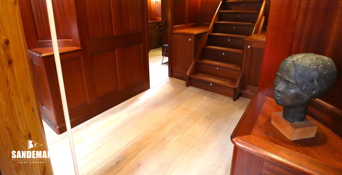 Forward accommodation lobby view to starboard aft