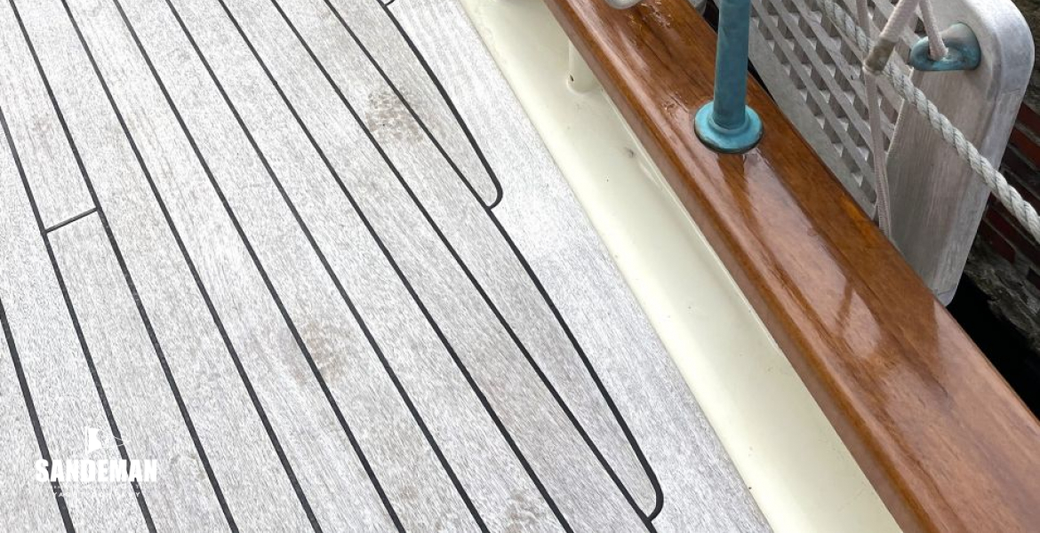 Boarding companionway ladder