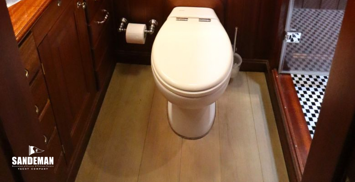 Starboard guest cabin en-suite