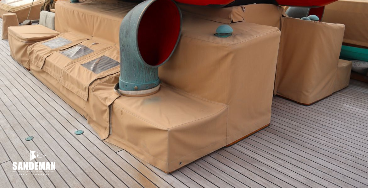 Forward accommodation companionway house