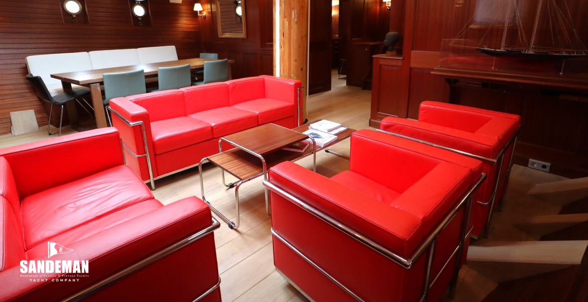 Saloon view to starboard aft and lobby