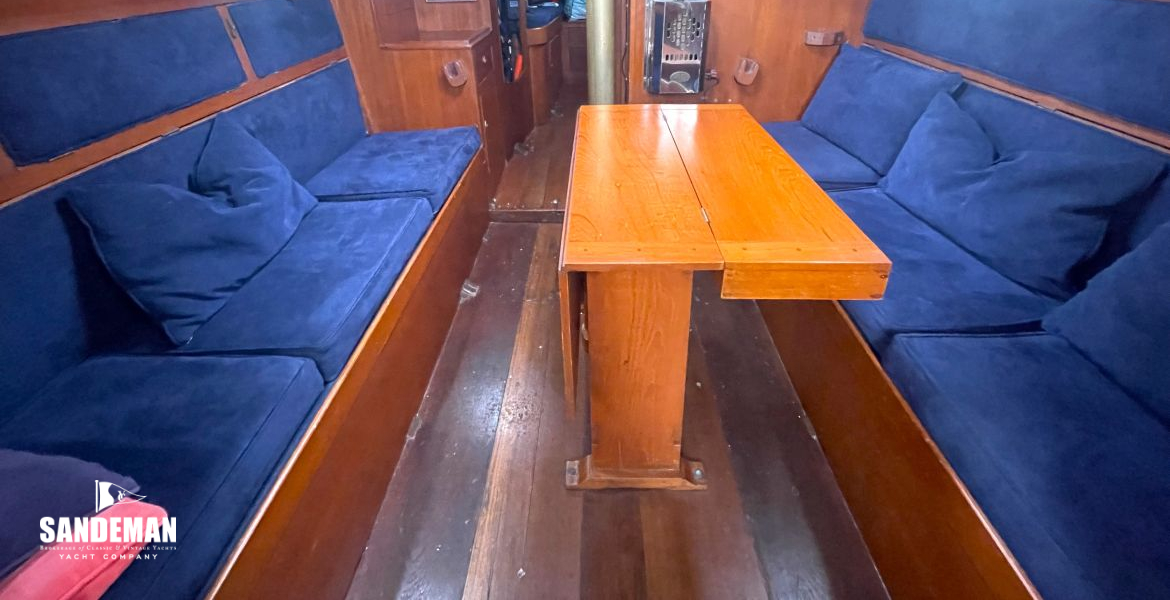 Saloon view forward