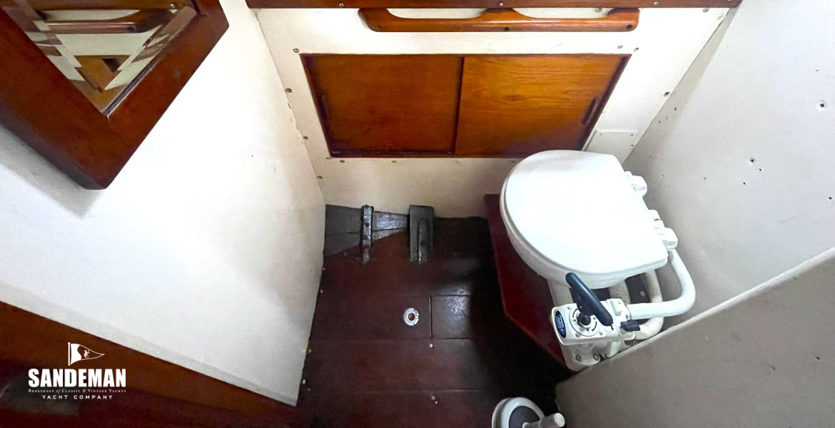 WC compartment to starboard