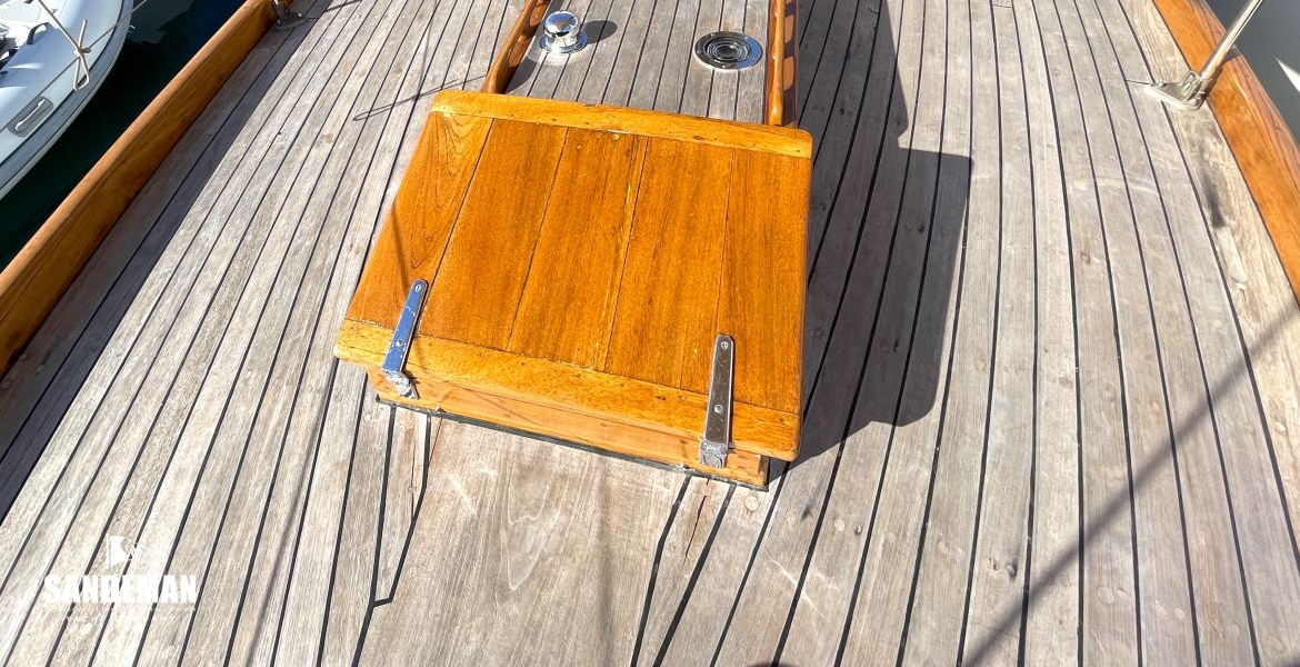 Forehatch view aft