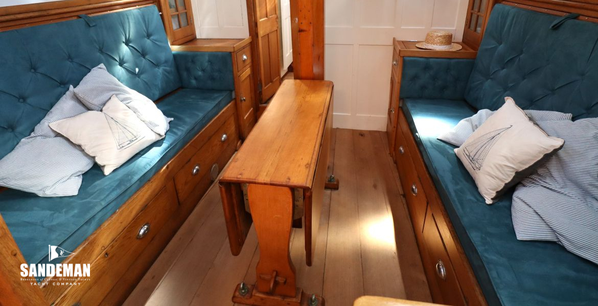 Saloon view forward
