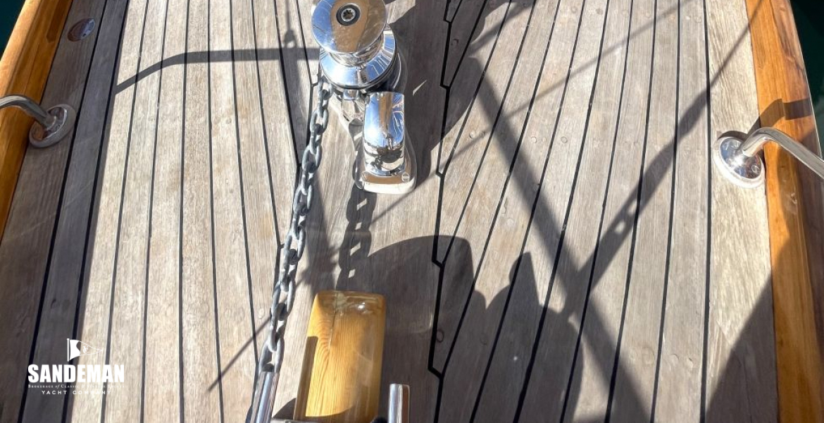 Foredeck view aft