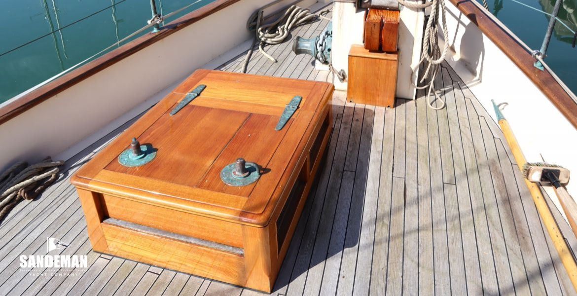 Foredeck view forward