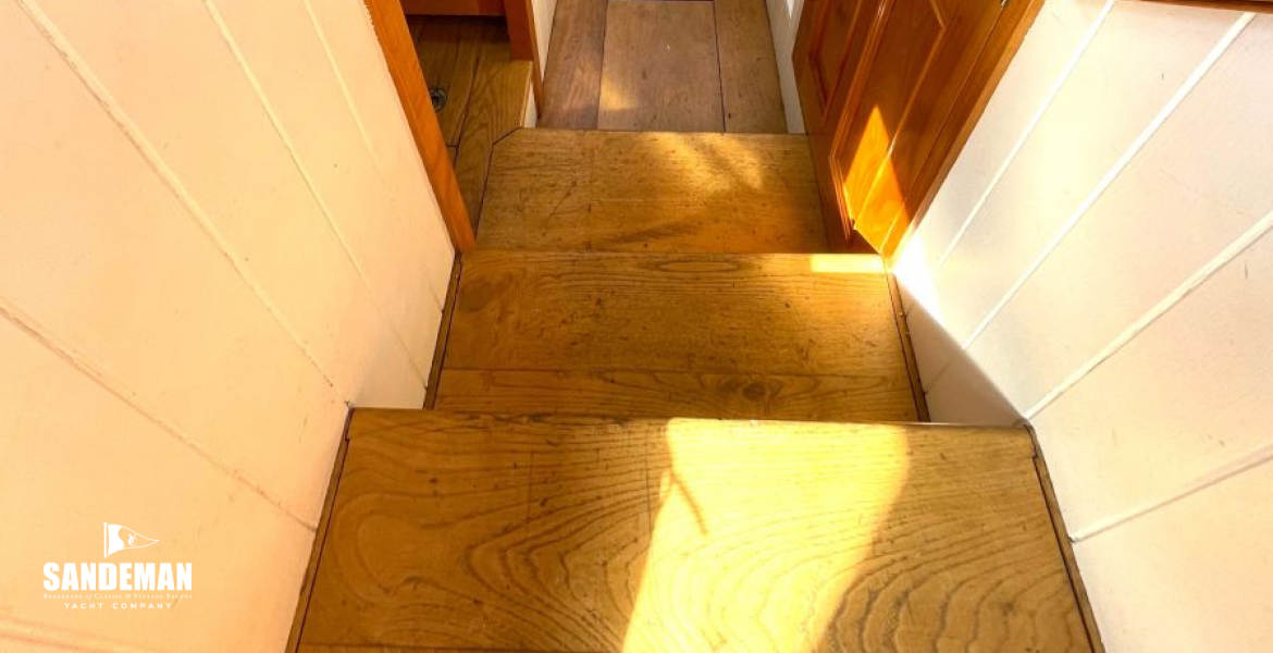 To lobby from deckhouse