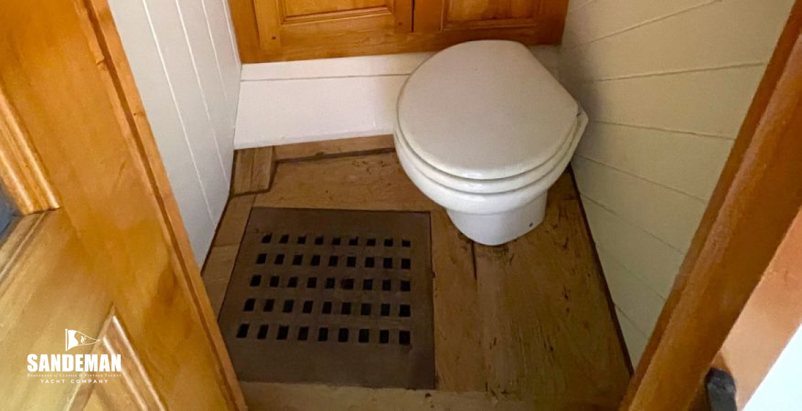 Forward WC/ Shower to starboard