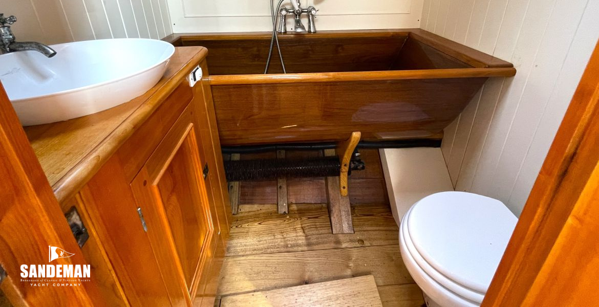WC/ Bathroom to starboard