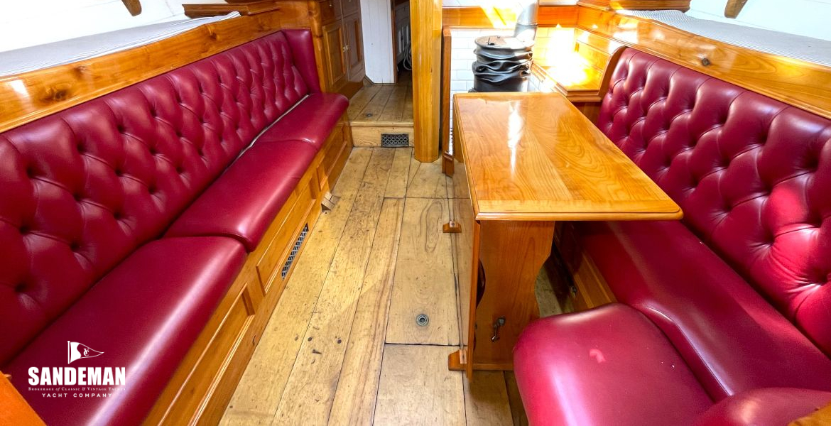 Saloon view forward