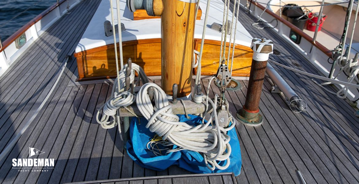 Foredeck view aft