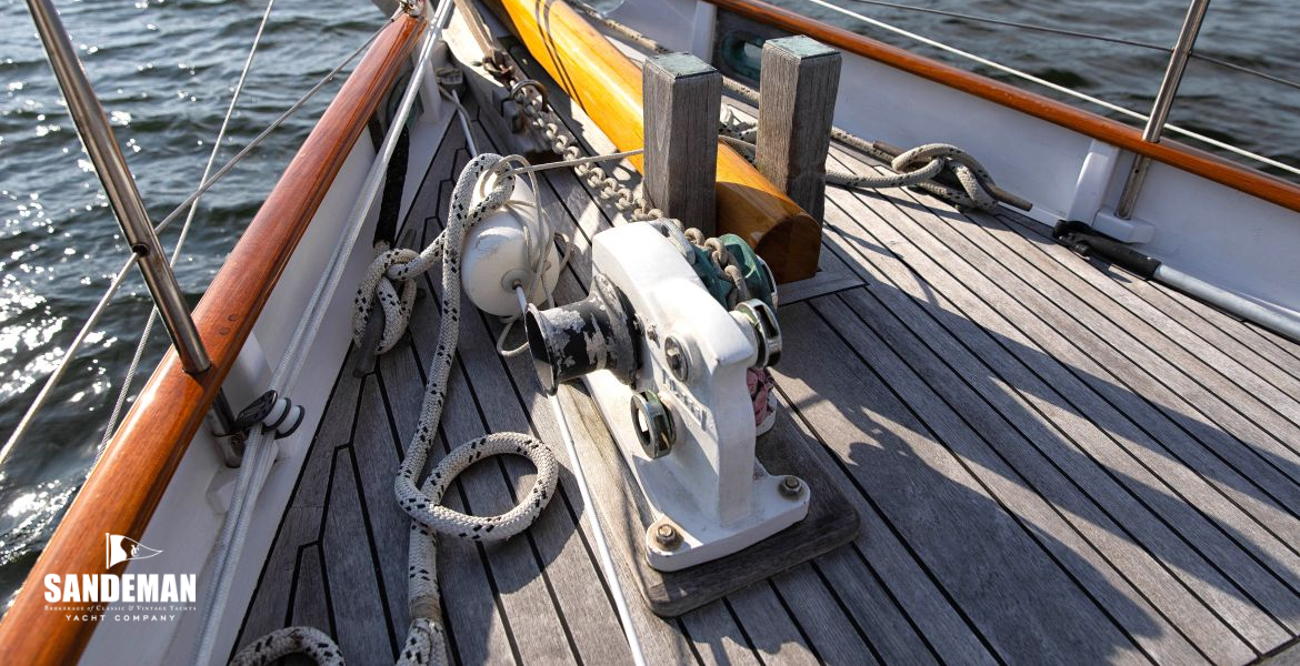 Foredeck view forward