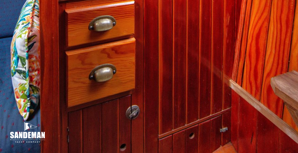 Chart table to starboard
