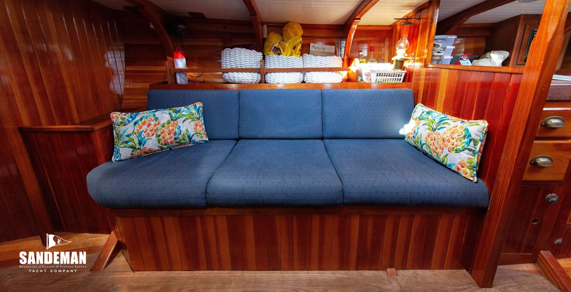 Saloon to starboard