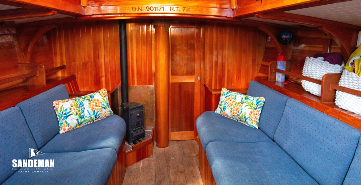 Saloon view forward