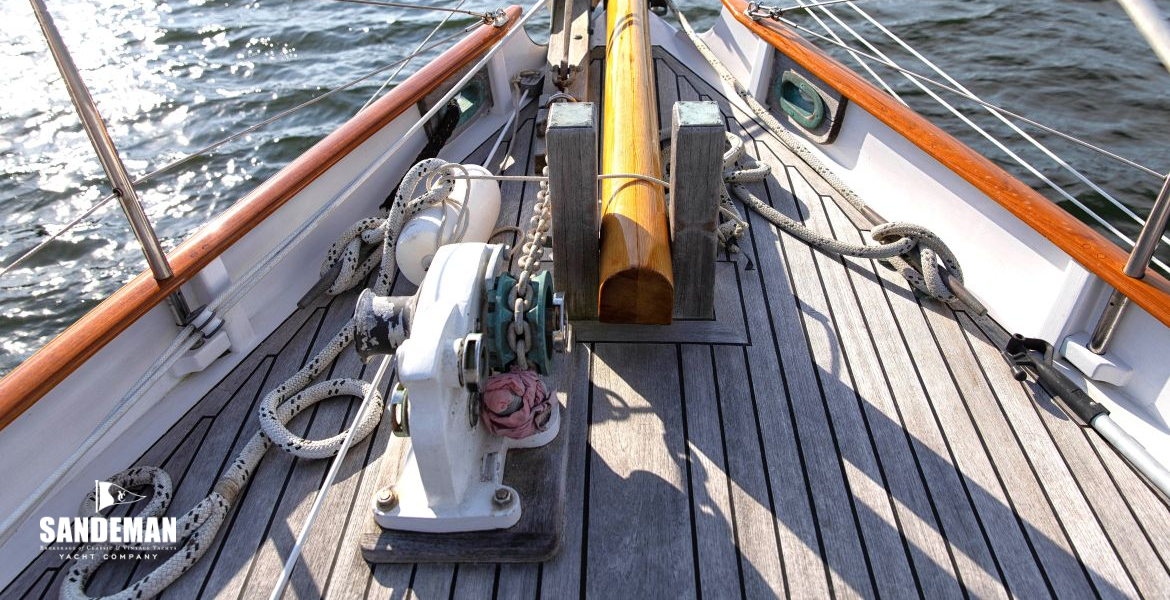 Foredeck view forward